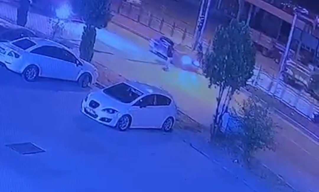 YOLUN KARŞISINA GEÇMEK İSTEYEN YAYAYA OTOMOBİL ÇARPTI: 1 YARALI