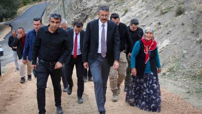 HAKKARİ VALİSİ ALİ ÇELİK, YILLAR SONRA ASFALTA KAVUŞAN YÜKSEKOVA İLÇESİ