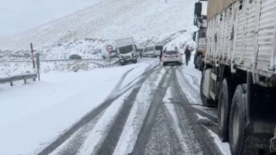 YÜKSEKOVA-VAN KARA YOLUNDA ETKİLİ OLAN YOĞUN KAR YAĞIŞINDAN DOLAYI ÇOK
