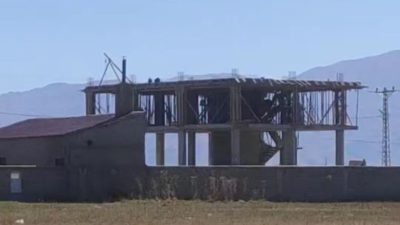 HAKKARİ’NİN YÜKSEKOVA İLÇESİNDE BİR İNŞAATTA ÇALIŞAN İBRAHİM ÖZMEN İSİMLİ VATANDAŞ,