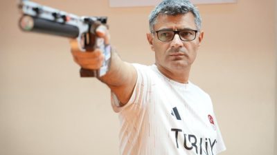 PARİS 2024 OLİMPİYAT OYUNLARI'NDA TEK ELİ CEBİNDE YAPTIĞI ATIŞ İLE