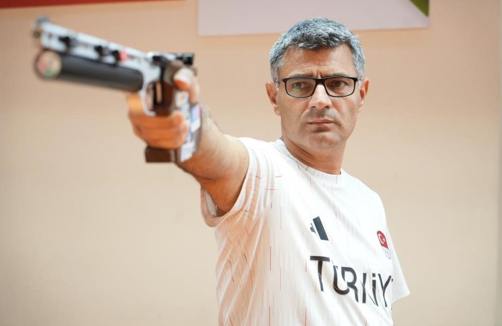 PARİS 2024 OLİMPİYAT OYUNLARI'NDA TEK ELİ CEBİNDE YAPTIĞI ATIŞ İLE
