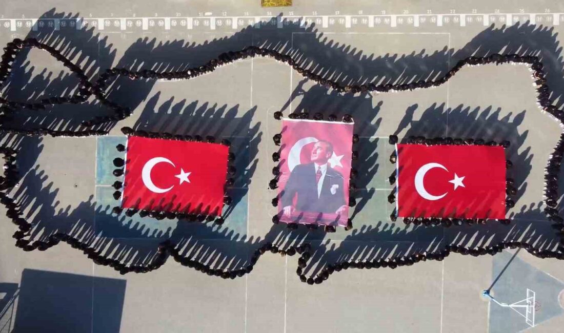 BURSA'DA ÖĞRENCİLERİN KOREOGRAFİYLE OLUŞTURDUĞU 'TÜRKİYE HARİTASI' BÜYÜK BEĞENİ KAZANDI.