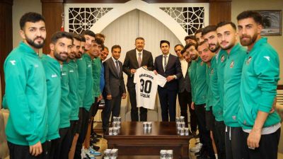 HAKKARİ VALİSİ ALİ ÇELİK, ZAP SPOR KULÜBÜNÜN YÖNETİCİLERİ VE FUTBOLCULARINI