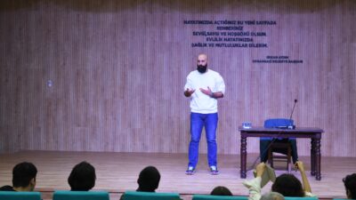 Osmangazi Belediyesi’nin düzenlediği kitap okuma etkinliğinde, dünyaca ünlü İngiliz şair,