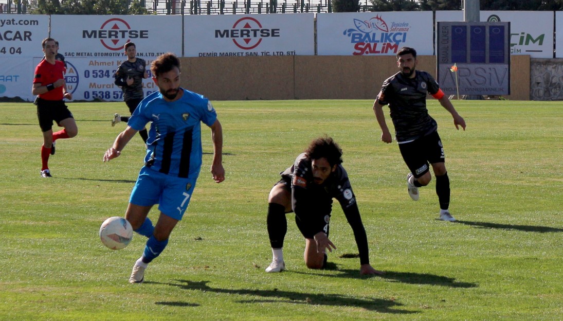 TFF 2. Lig Kırmızı Grup 11. hafta mücadelesinde Karacabey Belediyespor,