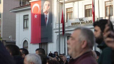 Bursa’da saat 09.05’i gösterdiğinde sirenlerin çalmasıyla hayat durdu. Kim nerede