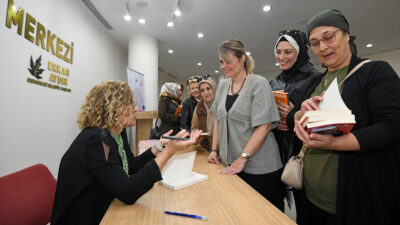 Kadınları kitap okumaya teşvik etmek adına hayata geçirdiği  ‘Kadın