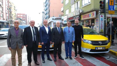 Bursa Büyükşehir Belediye Başkanı Mustafa Bozbey, Uluyol’daki taksici esnafıyla bir