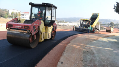 İlçedeki ulaşımı daha konforlu hale getirmek adına asfaltlama çalışmalarını sürdüren