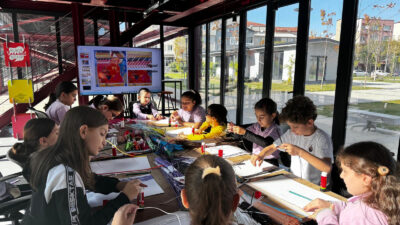 Pancar Deposu’nda düzenlenen Sanat ve Tasarım Atölyesi’nde bu defa kağıt