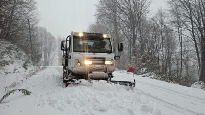 Bursa’da mevsimin ilk kar yağışı ile birlikte Osmangazi Belediyesi ekipleri,