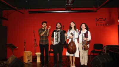 Müziğinde geleneksel Balkan ve makam müziği motiflerini modern yorumlarla buluşturan