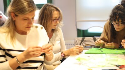 Nilüfer Belediyesi tarafından düzenlenen “Miyuki Boncuk Takı Yapımı Atölyesi”, geniş