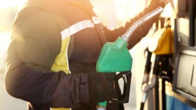 Brent petrol fiyatları ve dövizdeki dalgalanmalarla birlikte vatandaşlar, akaryakıt fiyatlarını