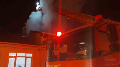 BURSA'NIN İNEGÖL İLÇESİNDE 2 KATLI AHŞAP BİNADA YANGIN ÇIKTI.