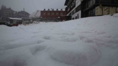 Kış turizminin merkezlerinden Uludağ’da sabah saatlerinden itibaren kar yağışı etkili