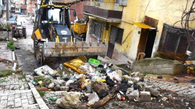 Gemlik Belediyesi Temizlik İşleri Müdürlüğü, ilçede sürdürdüğü temizlik çalışmalarına bir