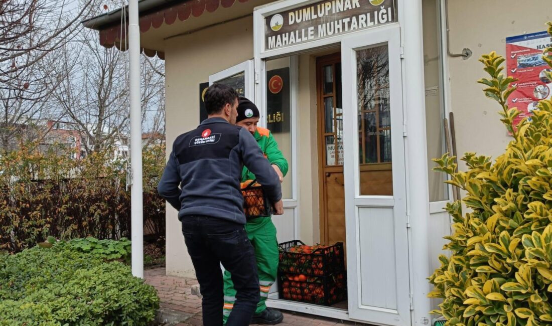 Osmangazi Belediyesi, yılbaşını evinde geçirmek isteyen vatandaşlar için portakal dağıttı.