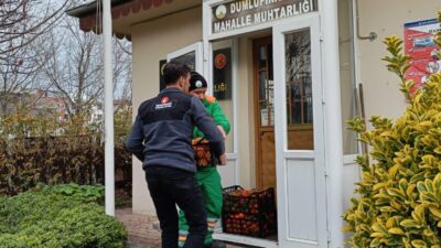 Osmangazi Belediyesi, yılbaşını evinde geçirmek isteyen vatandaşlar için portakal dağıttı.