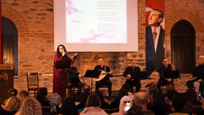 Osmangazi Belediyesi’nin düzenlediği Türk Sanat Müziği eşliğinde şiir dinletisi etkinliğinde