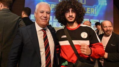 Bursa Büyükşehir Belediye Başkanı Mustafa Bozbey, İstanbul Aydın Üniversitesi (İAÜ)