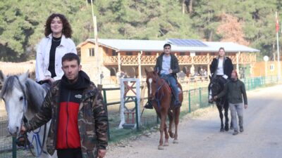 Bursa Büyükşehir Belediyesi, ‘Gençlik Bursa’da Yollarda’ projesi kapsamında gençlere Bursa’yı