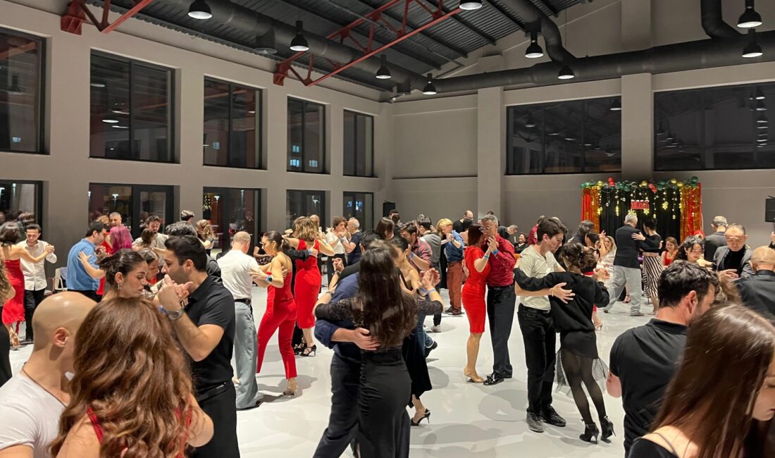 Nilüfer Pancar Deposu’nda düzenlenen ‘Yeni Yıl Milonga Gecesi’nde tango tutkunları