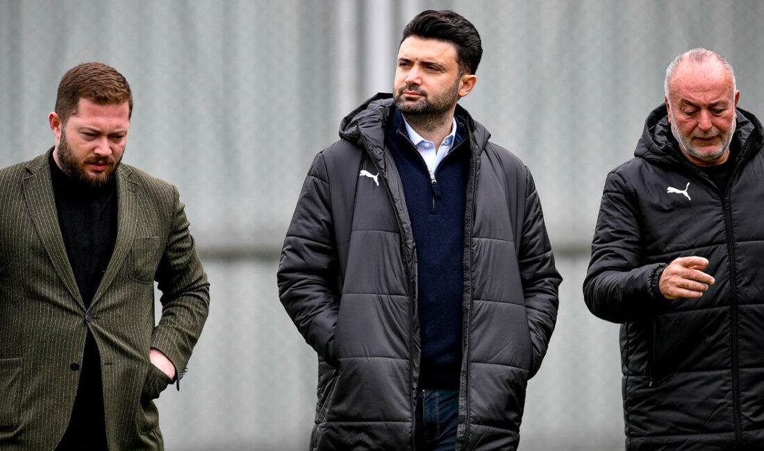 Bursaspor Başkanı Enes Çelik, yerli otomobil firması TOGG ile şort