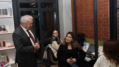 Bursa’da Nilüfer Belediye Başkanı Şadi Özdemir, finallere hazırlanan üniversiteli öğrencileri