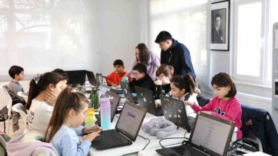 Mudanya Belediyesi, geleceğin dili olarak adlandırılan Robotik Kodlama Atölyeleri ile