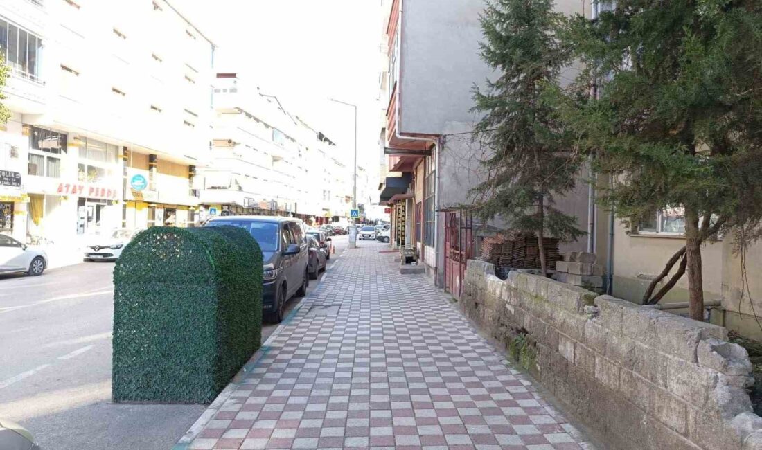 Karacabey Belediyesi Zabıta Müdürlüğü ekipleri kaldırım işgallerini önledi. İlçenin uzun