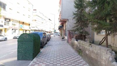 Karacabey Belediyesi Zabıta Müdürlüğü ekipleri kaldırım işgallerini önledi. İlçenin uzun