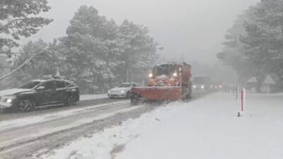 Türkiye’nin en önemli kış turizm merkezlerinden Uludağ’da tipi şeklinde kar