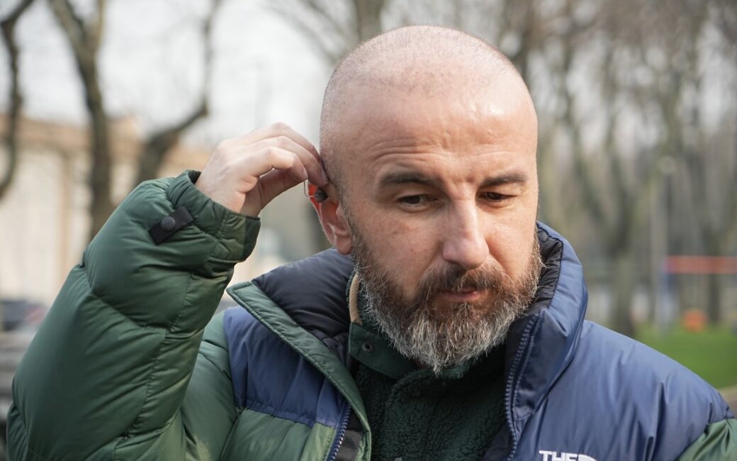 Bursa'da yaşayan Emrah Karadeniz'in, saç ektirmek için gittiği estetik merkezinde