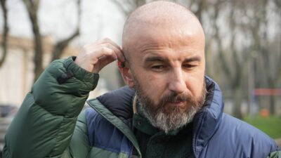 Bursa'da yaşayan Emrah Karadeniz'in, saç ektirmek için gittiği estetik merkezinde