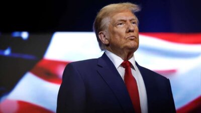 Trump: AB’ye Yönelik Gümrük Vergileri “Çok Yakında” ABD Başkanı Donald Trump, ülkeye ithal edilen AB ürünlerine yönelik