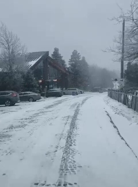Türkiye’nin önemli kış turizm merkezlerinden Uludağ’da yollar yeniden karla kaplandı.