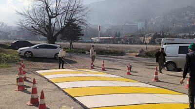 Osmangazi Belediyesi, ilçe genelinde trafik güvenliğini artırmak hedefiyle okul önlerinde