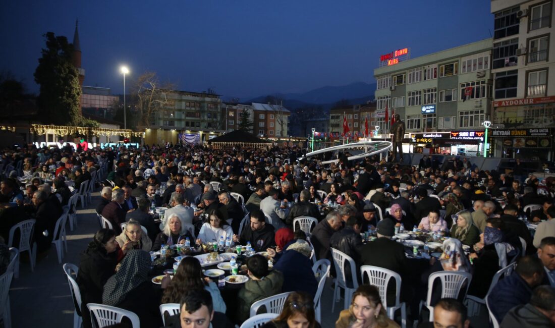 Bursa Büyükşehir Belediyesi tarafından Kestel ilçesinde düzenlenen iftar programında yaklaşık