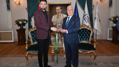 Bursaspor Başkanı Enes Çelik’ten Başkan Mustafa Bozbey’e teşekkür ziyareti Bursa Büyükşehir Belediye Başkanı Mustafa Bozbey, şampiyonluk kupasıyla kendisini ziyaret