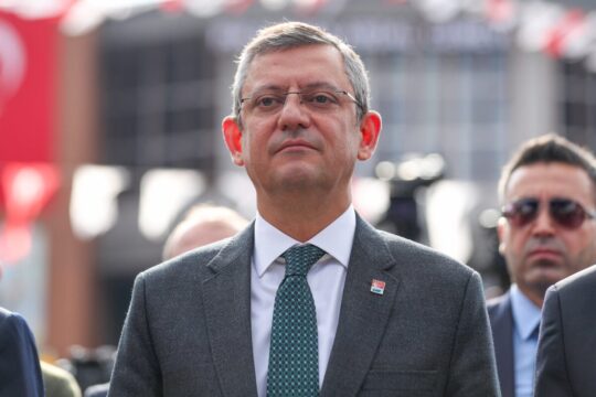 PKK'nın sembolik silah bırakma kararının ardından, CHP Genel Başkanı Özgür