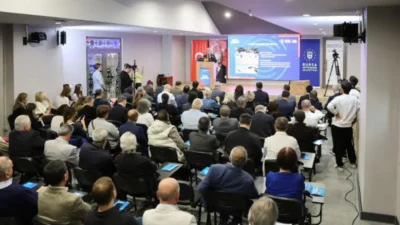 Bursa Büyükşehir Belediye Başkanı Mustafa Bozbey, gençleri eğitimden spora, kültürden