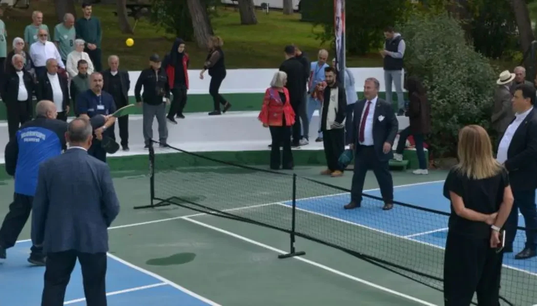 Bursa Büyükşehir Belediyesi, Türkiye’nin ilk ve tek huzurevi pickleball sahasını,