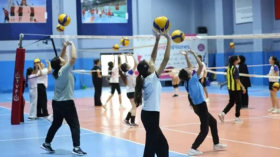 Bursa Büyükşehir Belediyesi tarafından düzenlenen Kış Spor Okulları sayesinde çocuklar