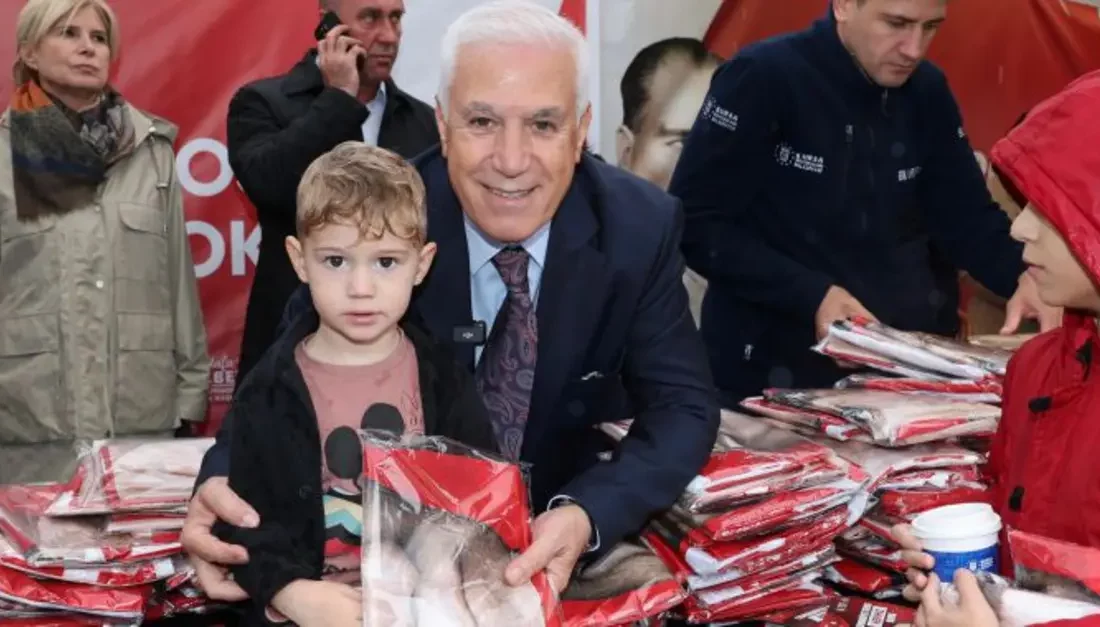 yılı kutlamaları öncesinde Bursa sokakları kırmızı beyaza bürünüyor.