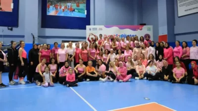 Bursa Büyükşehir Belediyesi tarafından düzenlenen zumba ve pilates dersleriyle kadınlar,