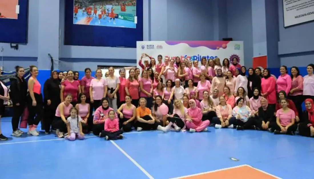 Bursa Büyükşehir Belediyesi tarafından düzenlenen zumba ve pilates dersleriyle kadınlar,