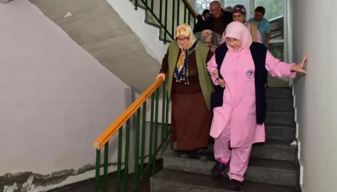 Dörtçelik Huzurevinde gerçekleştirilen tatbikatla, huzurevi sakinleri hızlı bir şekilde tahliye