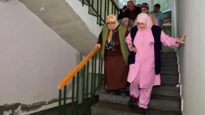 Dörtçelik Huzurevinde gerçekleştirilen tatbikatla, huzurevi sakinleri hızlı bir şekilde tahliye